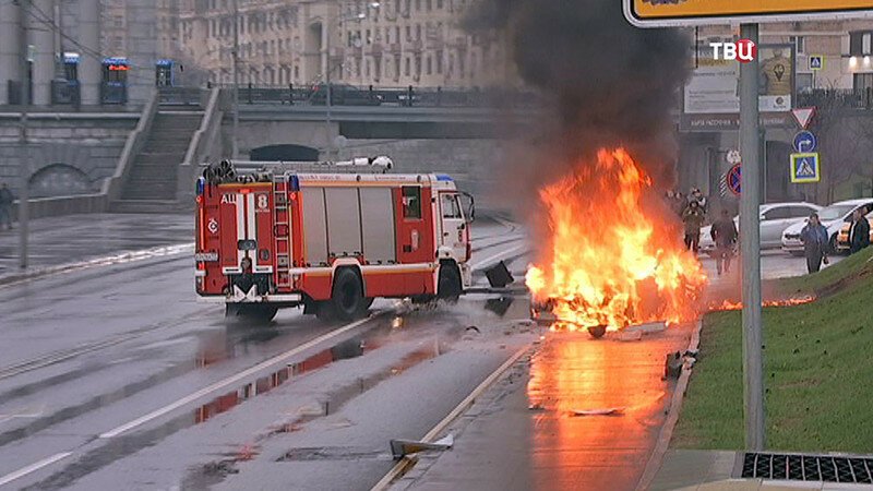 В Москве Maserati на огромной скорости врезался в столб и сгорел