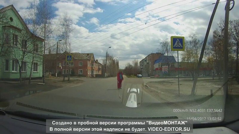 В Ливнах женщина в красном бросалась на авто с бутылкой