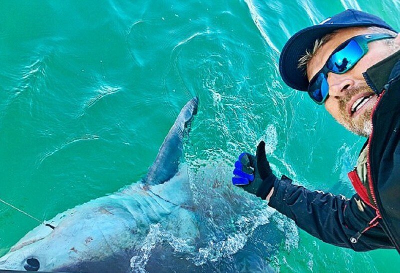 Британец поймал 200-килограммовую сельдевую акулу у берегов Корнуолла