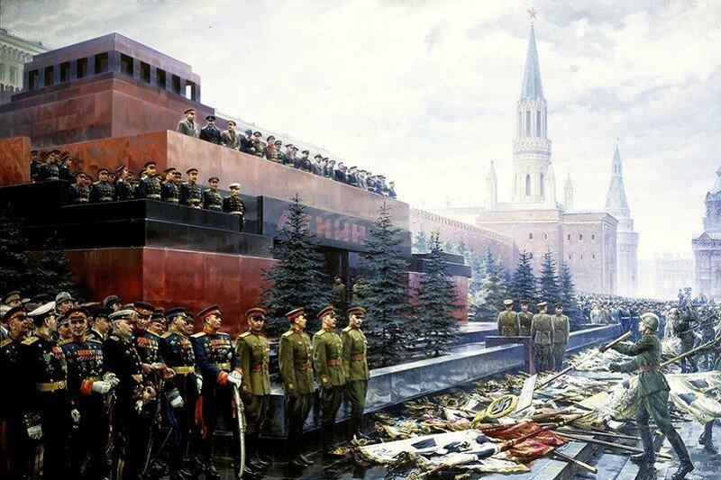 Знамёна поверженного врага бросали к подножию Мавзолея