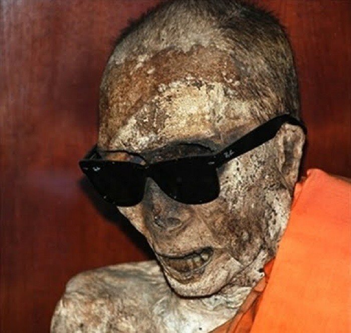 В Москве в тонированном фургоне Mercedes найдена мумия мужчины с пакетом на голове"