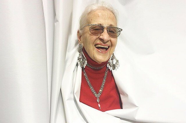 95-летняя жительница Вены покорила Instagram* своими стильными луками на фоне штор