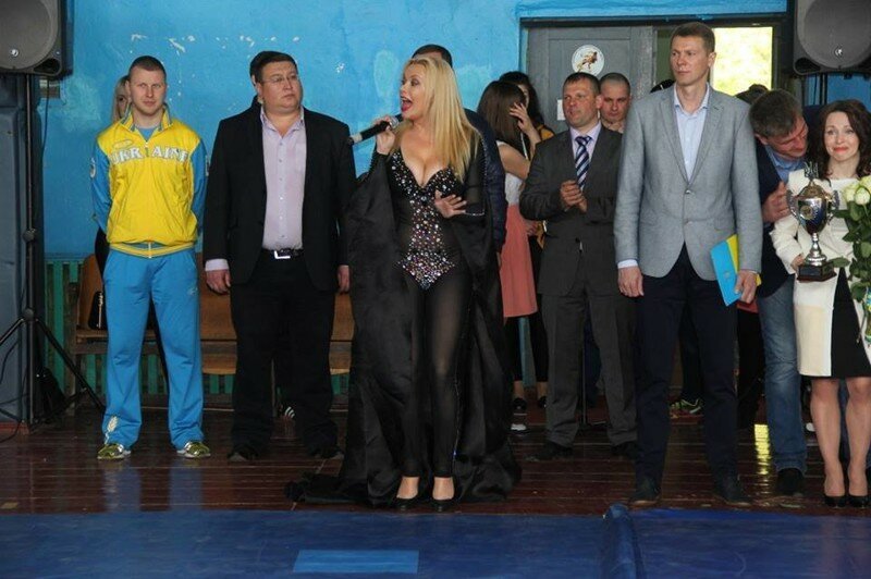«Трусы – пережиток совка»: Украинская певица выступила перед детьми без нижнего белья