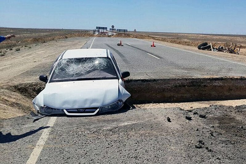 В Казахстане автомобиль влетел в разрыв дорожного полотна