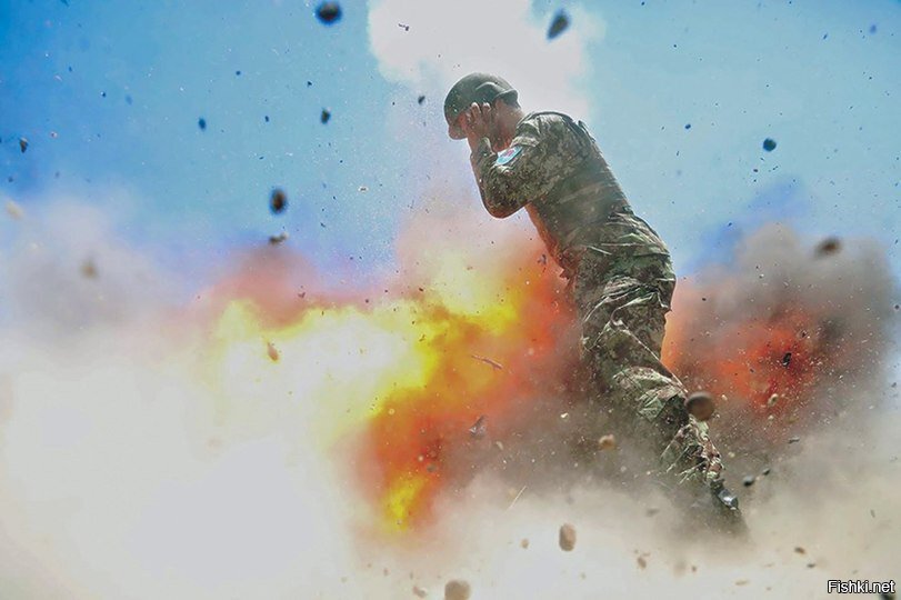 Американский военный фотограф в Афганистане Хильда Клайтон сделала снимок взр...