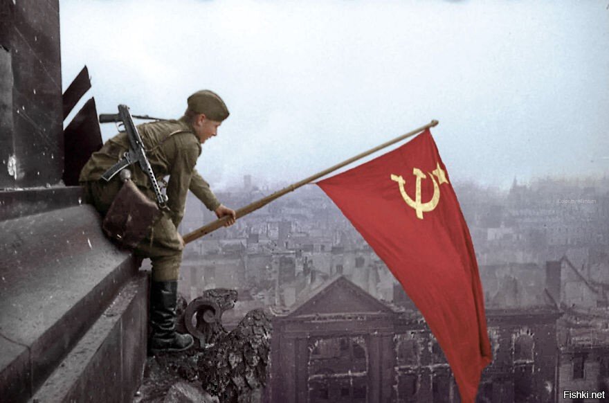 Солдат машет советским флагом в Берлине, 1945