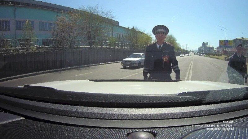 Появилось видео «наезда» бурятского депутата Сергея Мезенина на сотрудника ГИБДД