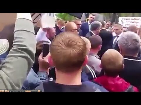 Порошенко убегает под крики людей "Брехло, Позор!"