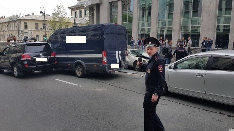 19 машин пострадали в массовом ДТП с большегрузом во Владивостоке