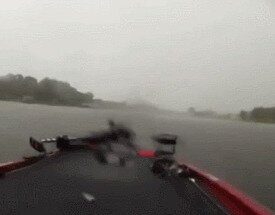 Молния ударила в озеро перед лодкой