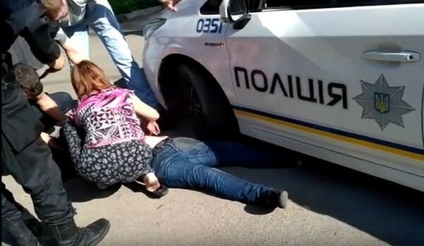 Шокирующее видео! Украинский патрульный переехал женщину! 18+