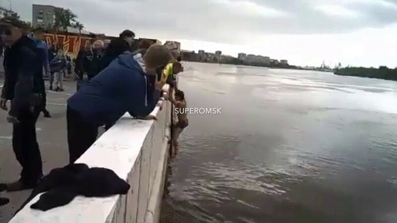 В Омске 16-летний подросток спас тонущего мужчину с двумя детьми