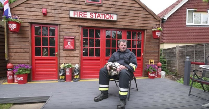 Коллекционер построил миниатюрную пожарную часть у себя во дворе