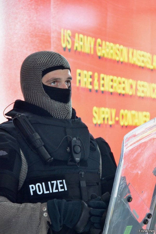 Немецкие полицаи надевают кольчугу от террористов с ножами