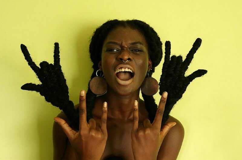 Художница из Кот-д'Ивуар делает скульптуры из собственных волос
