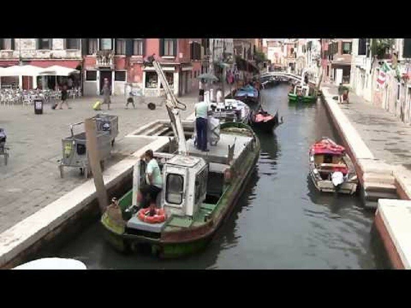 Уборка мусора в Венеции! Венецианские мусорщики