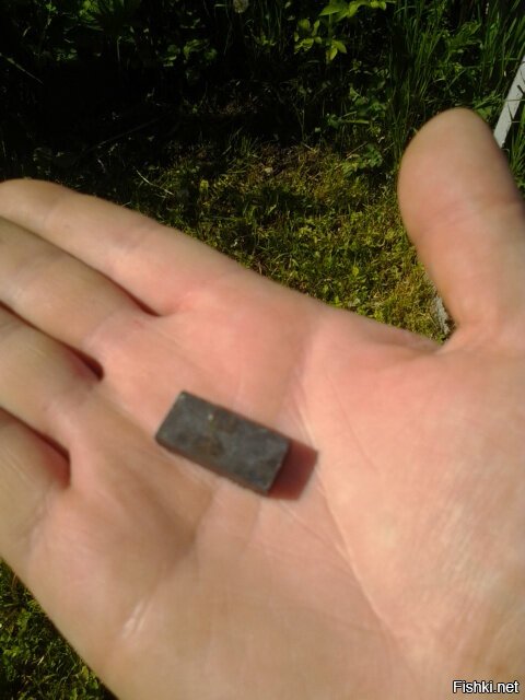 Был на выходных на даче и обнаружил маленький прямоугольный магнит