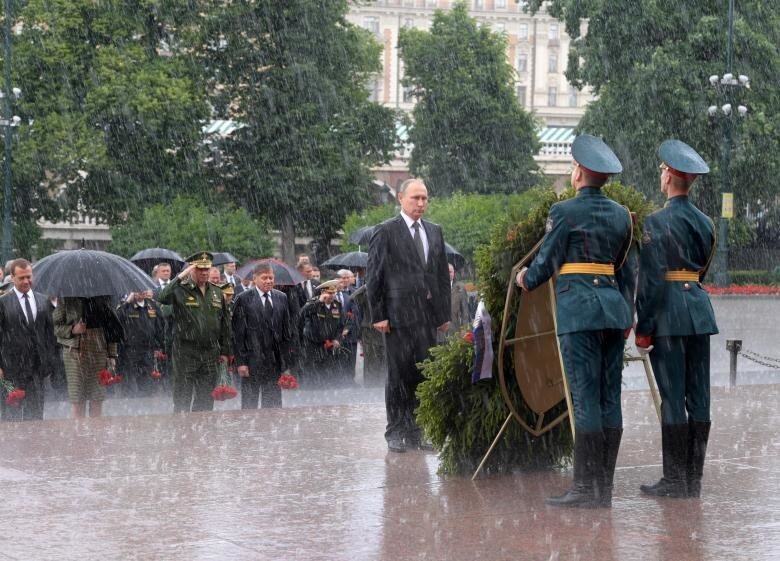 О беспощадном дожде и беспримерном мужестве: фото дня