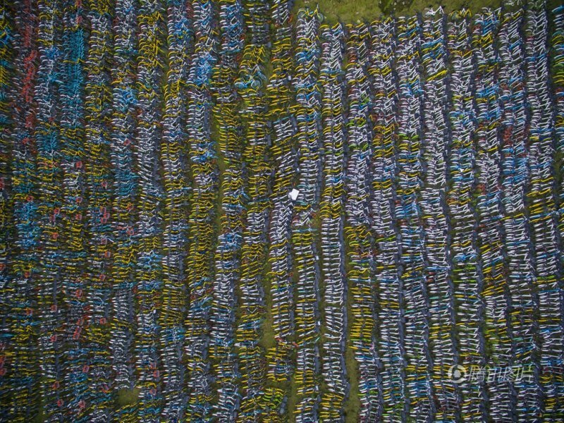 Тысячи велосипедов, припаркованных на пустом поле в Ханчжоу