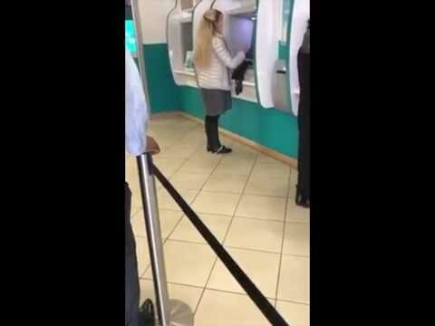 Женщина не заметила, как потеряла трусики стоя у банкомата