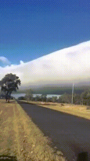 Невероятная полоса из облаков