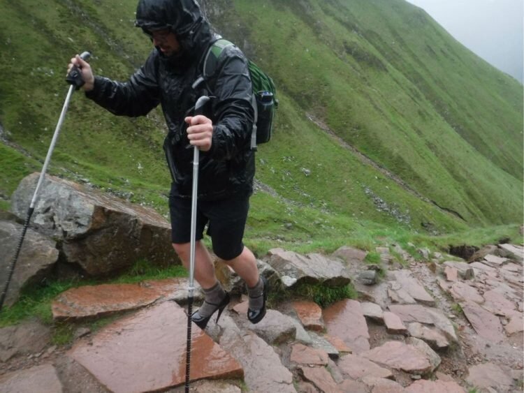 Студент забрался на самую высокую гору Великобритании на 13-см каблуках ради корыстной цели