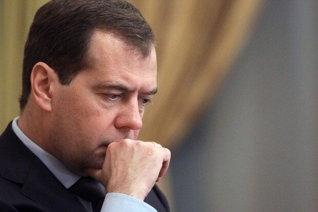 И за борт его бросает в набежавшую волну: судьба Медведева, похоже, решена