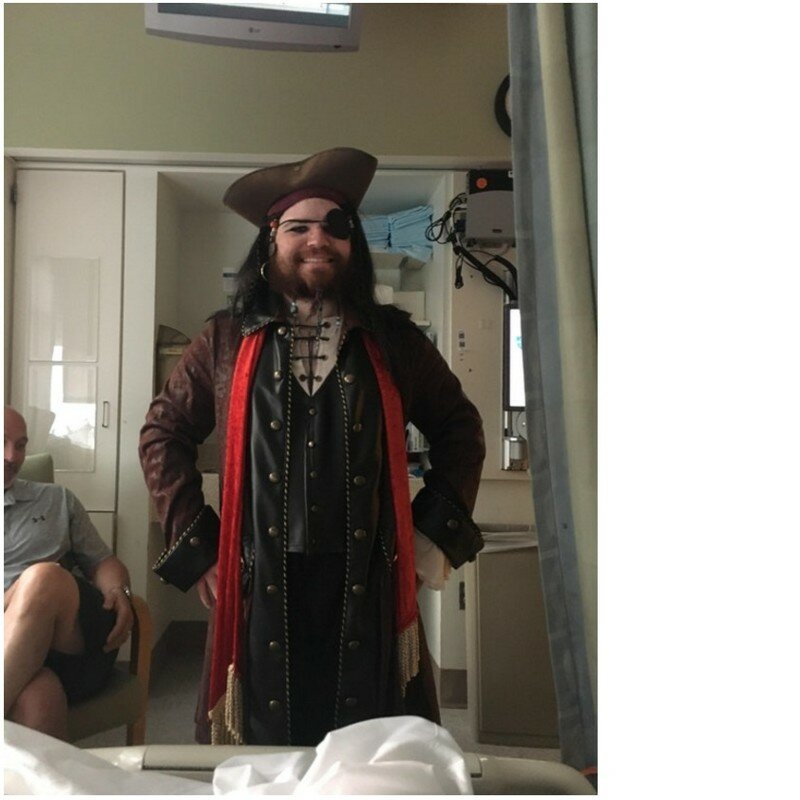Парень поддержал брата после ампутации ноги, придя в больницу в костюме пирата