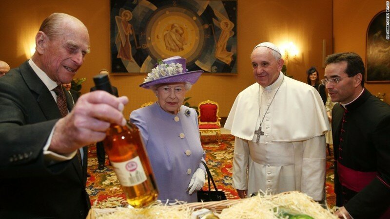 В свой 91, Елизавета ІІ пьет по 4 бокала в день. Вот королевский рецепт