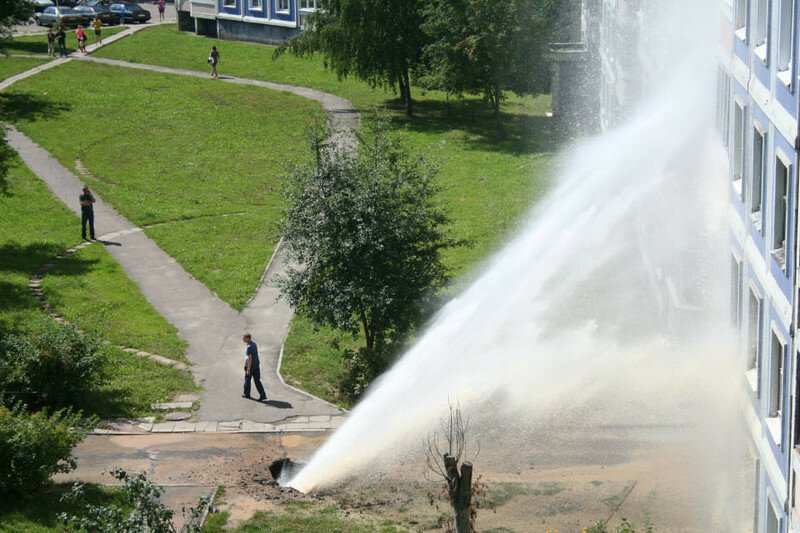 Горячая вода хлынула в окна: Во дворе прорвало трубу, фонтан поднялся до 4-го этажа