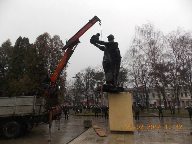 Снос памятников советским воинам или зачем народ памяти лишают?