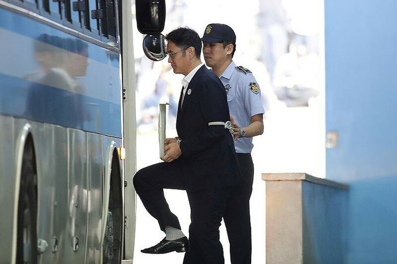 Глава Samsung получил пять лет тюрьмы Ли Чжэ Ён не признает вину в коррупции
