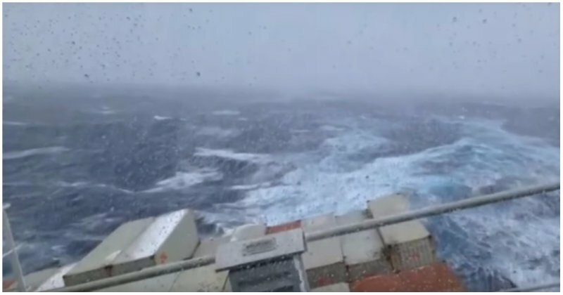 Контейнеровоз во время мощного шторма в Северной Атлантике