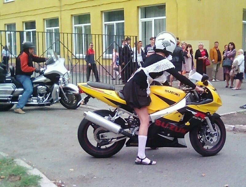 Челябинская школьница приехала на линейку на байке