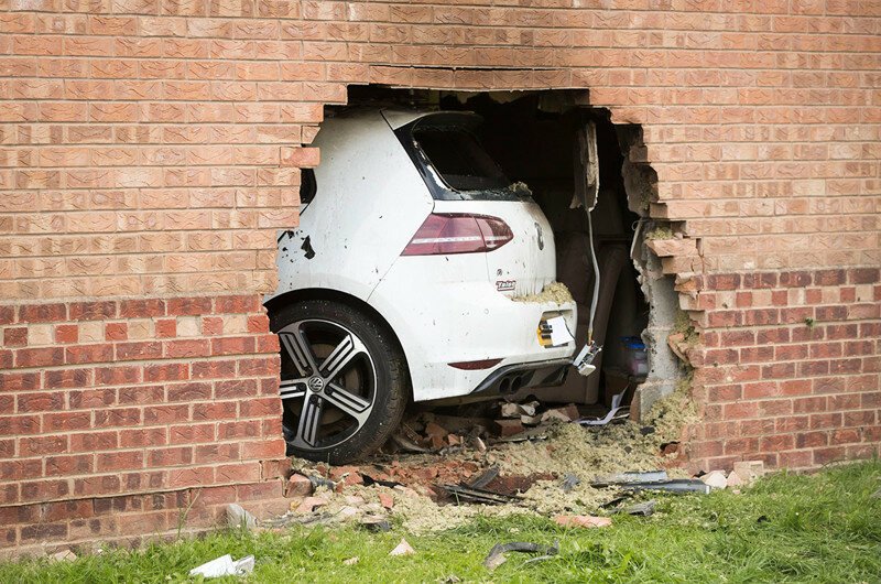 Автомобиль пробил стену дома и сбил мужчину