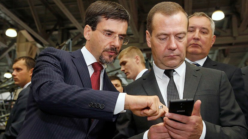 Медведеву подарили российский смартфон Inoi R7: реакция соцсетей
