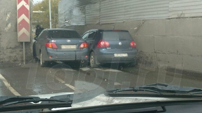 В Челябинске под мостом застряли два автомобиля
