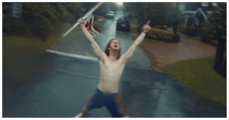 Полуголый американский металлист вышел встречать ураган «Ирма» с флагом в руках