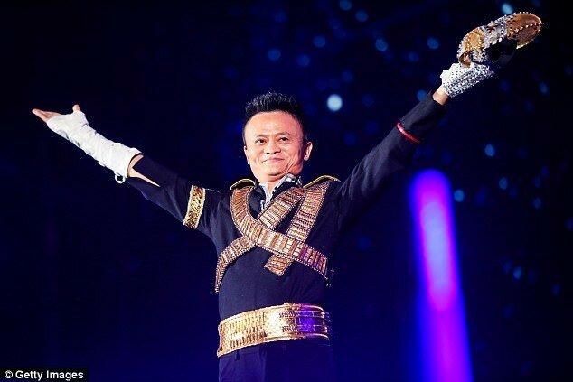 Самый богатый человек Китая станцевал на корпоративе в образе Майкла Джексона