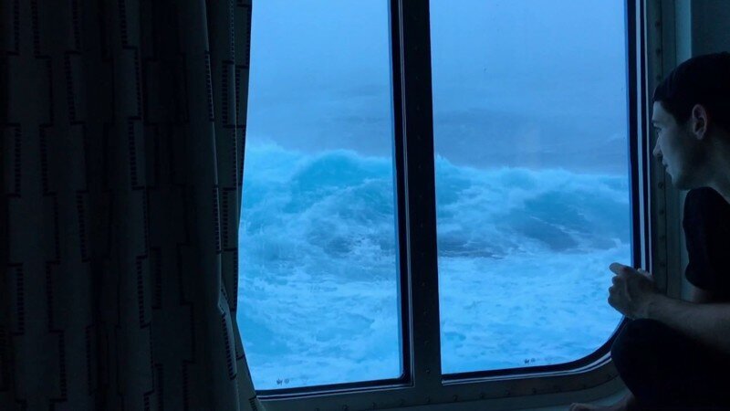 Жуткие кадры из каюты лайнера во время шторма