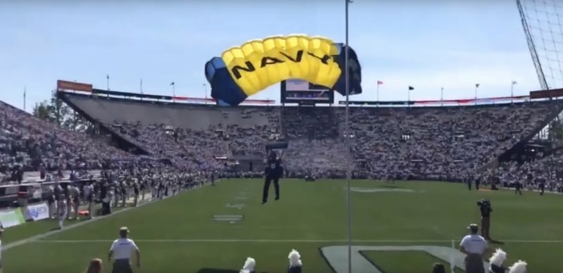 Парашютист из военно-морских сил США врезался в трибуну стадиона на глазах у тысяч зрителей