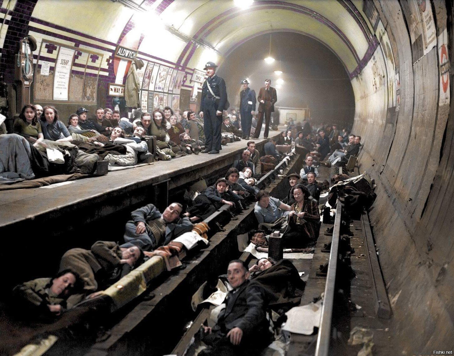 Жители Лондона прячутся в подземке от немецкой бомбёжки