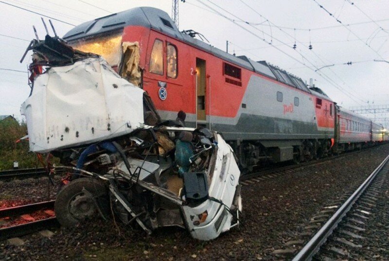 Во Владимирской области поезд протаранил автобус, погибли 19 человек