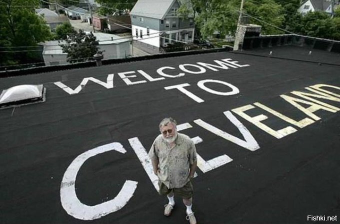 Этот мужчина живет возле аэропорта и надписью на крыше &quot;Добро пожаловать...
