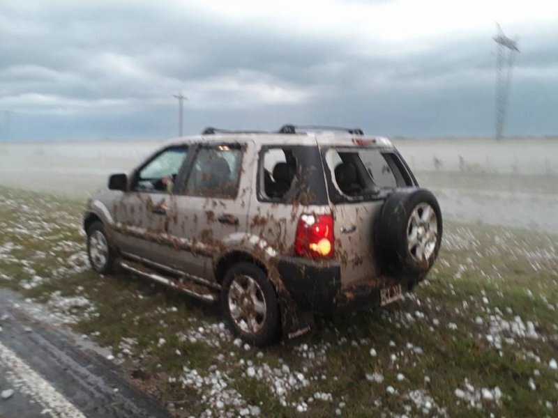 Сильный град побил автомобили в Аргентине