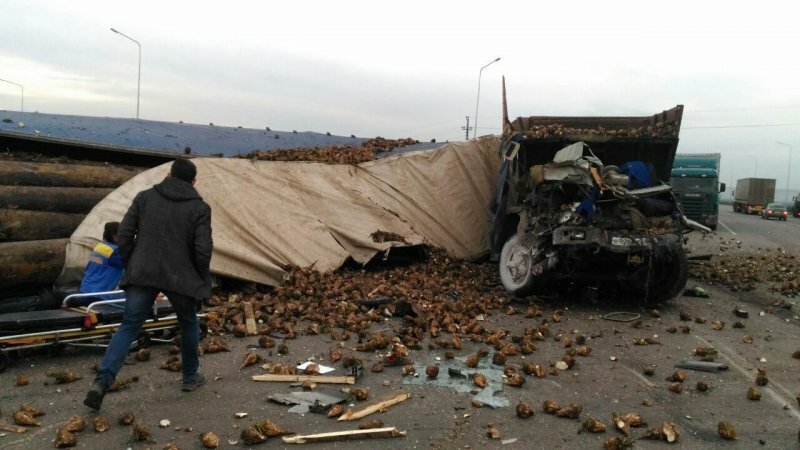 Авария дня. В Заинске столкнулись грузовики и легковой автомобиль