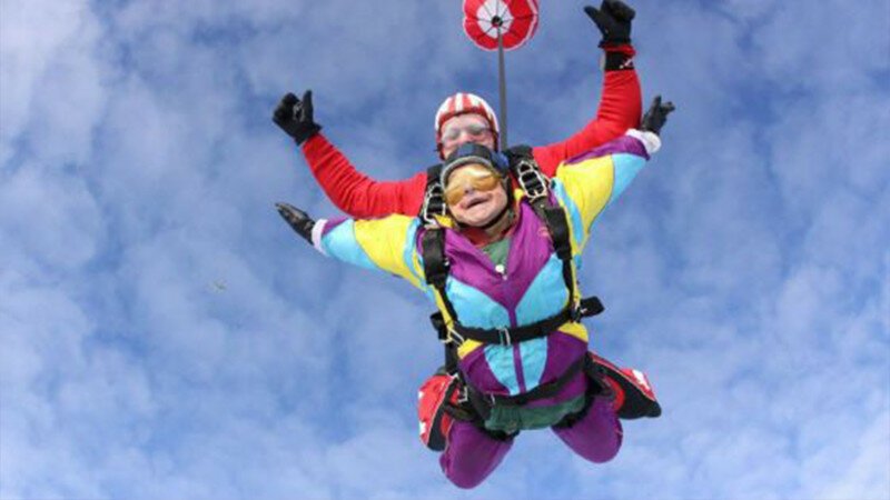 80-летняя бабушка Егора Крида в свой юбилей прыгнула с парашютом