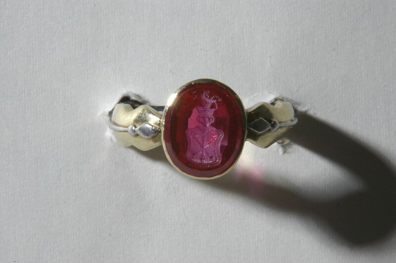 Перстень с рубином работы Бенвенуто Челлини стоимостью в несколько сотен миллионов долларов