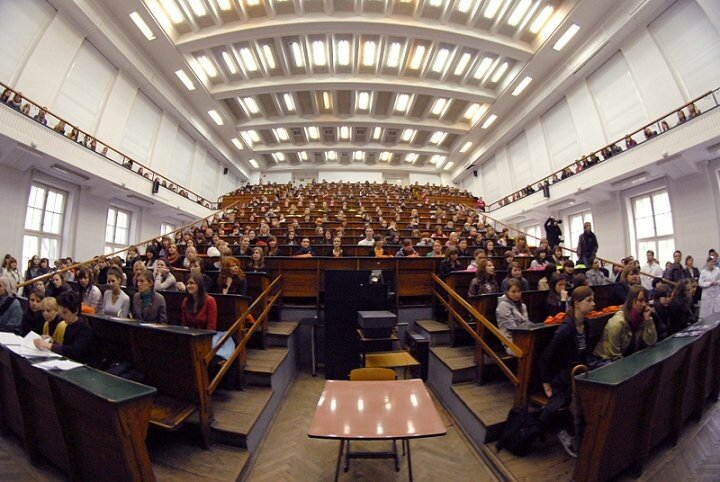 Как Доктору Варгас удалось заставить 500 студентов внимательно слушать лекции?