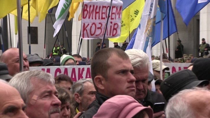 Между протестующими у здания Верховной Рады и полицией начались столкновения